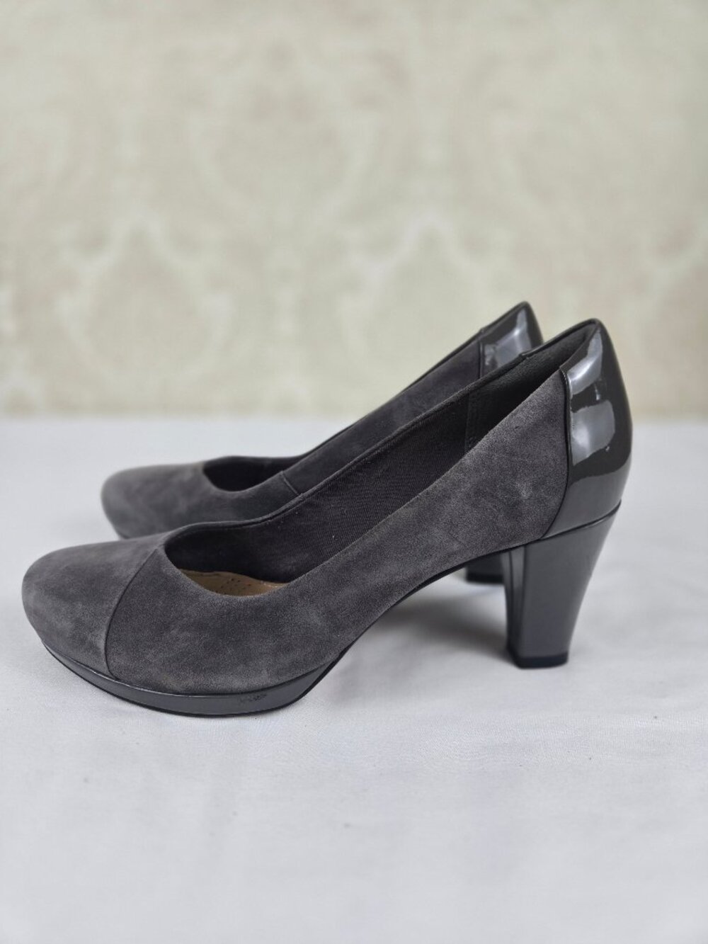 Clarks Artisan Size 8M Chorus Carol Pumps Gray Suede/Leather Tapered Block Heel